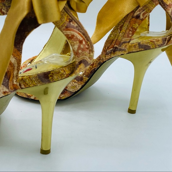 Luichiny || Paisley Fabric & Metallic Mirror Gold Heel with Ankle Strap; Size 9B - Picture 15 of 17